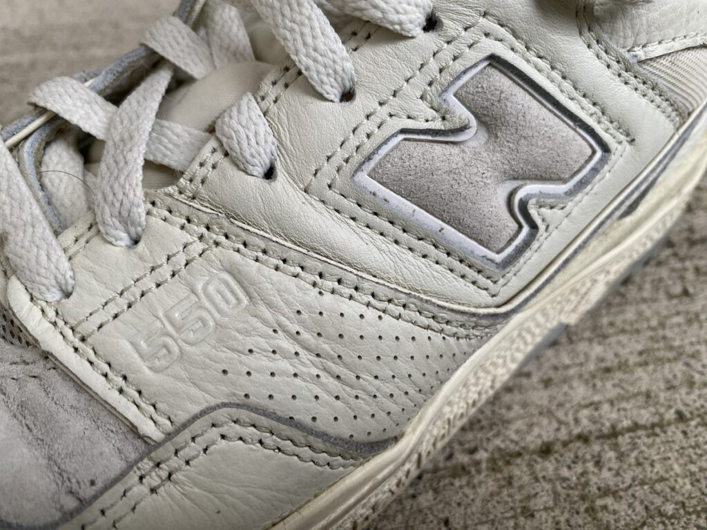 New Balance BB550:丸みのあるNロゴと“550”刻印のディテール