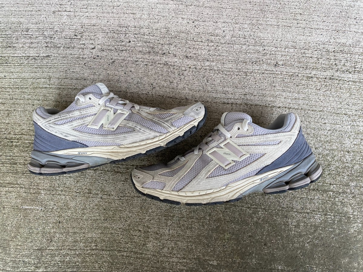 New Balance M1906FH を地面に並べた全体写真