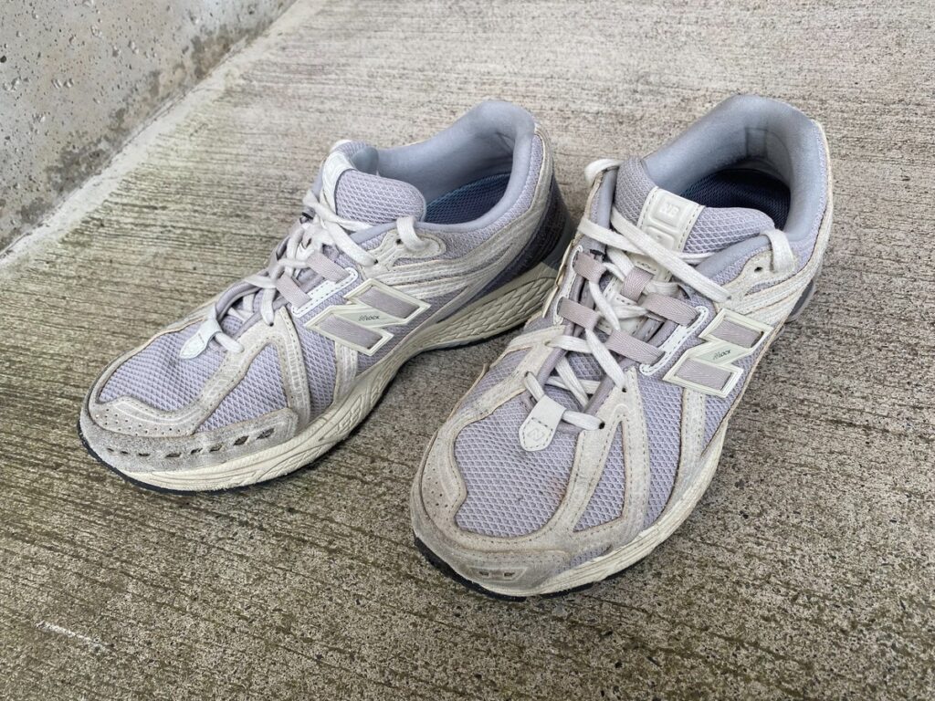 斜め上から撮影した New Balance 1906F “Linen”（M1906FH）の両足｜全体シルエット