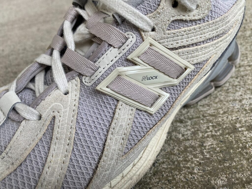 New Balance M1906FH のサイドロゴ部分のNロックシステムをアップで撮影した写真