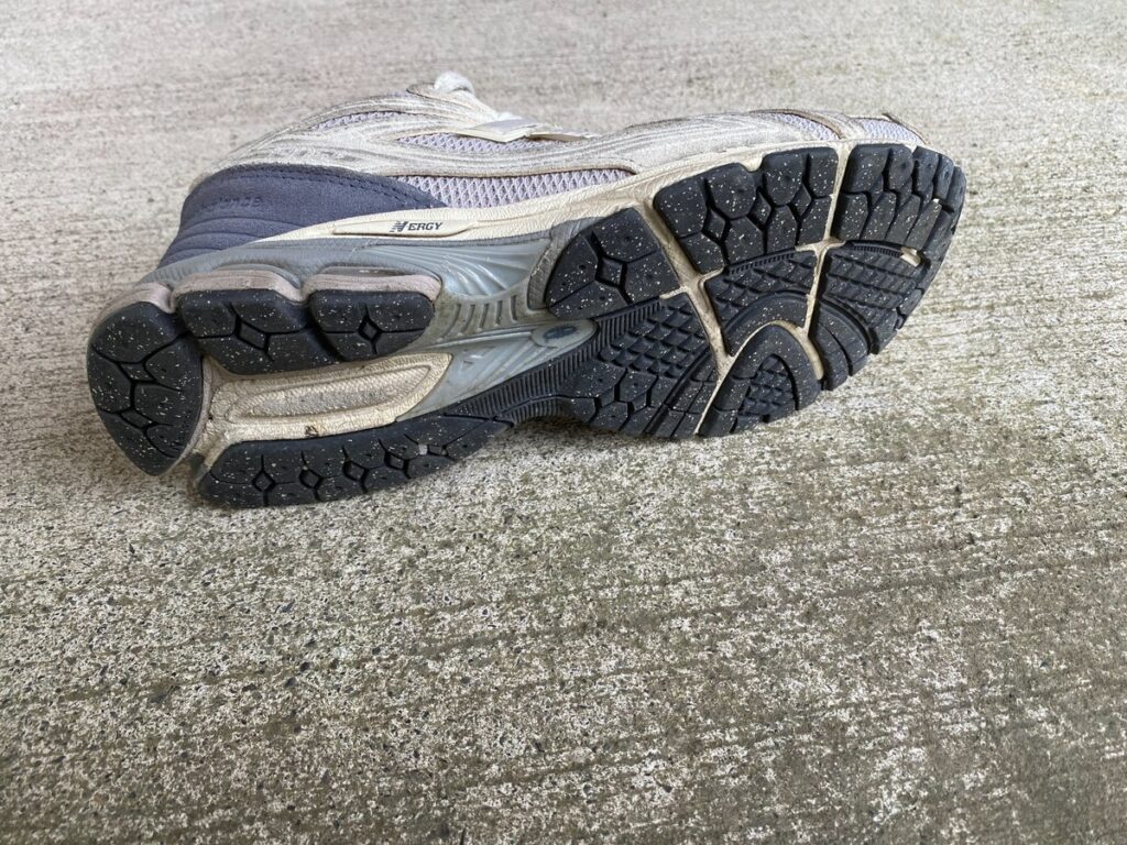 New Balance M1906FH のアウトソール（靴底）のパターンを写した写真