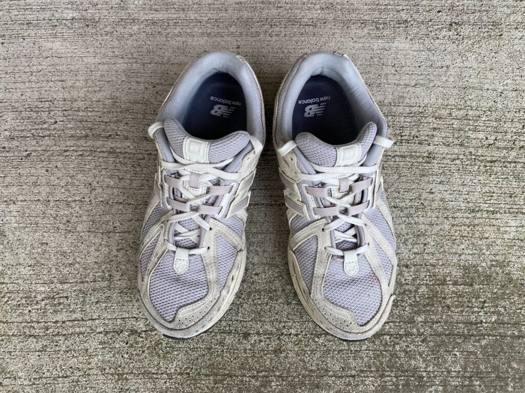 上から見た New Balance M1906FH のスニーカー全体