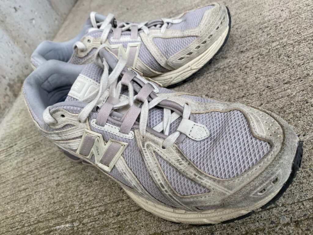 斜め横から撮影した New Balance M1906FH のスニーカー