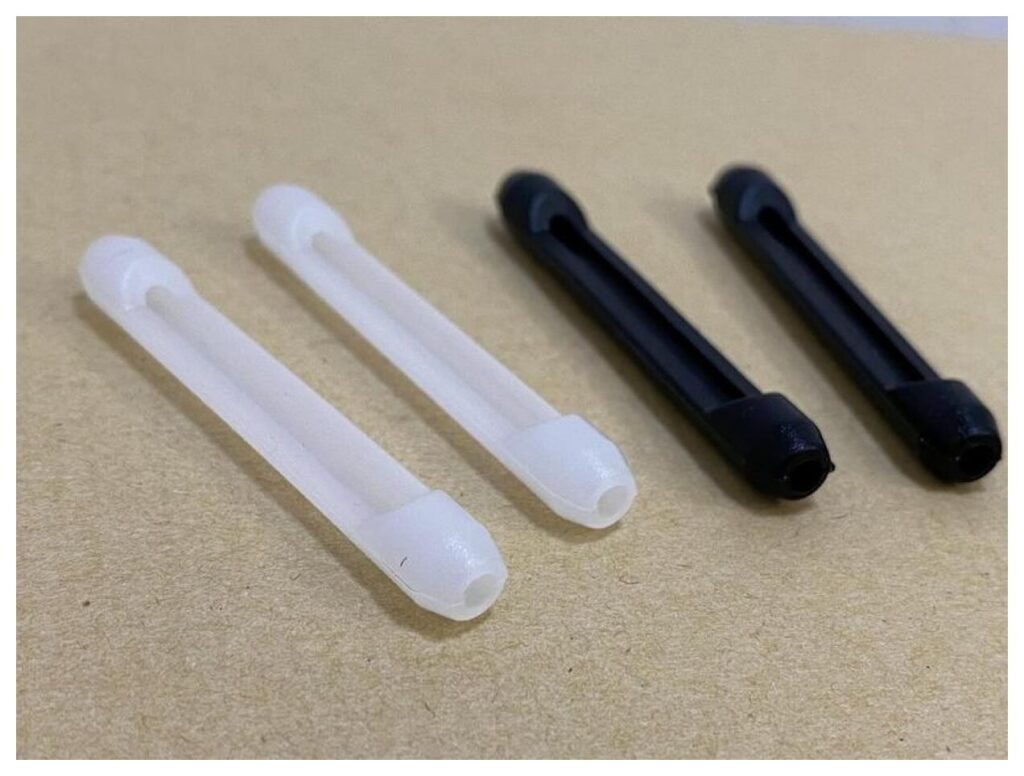 メガネの金属アレルギー対策に使う白と黒のシリコン製モダンカバーが並んで置かれている写真