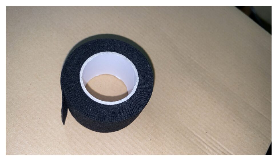 メガネの金属アレルギー対策に使用できる黒い保護テープのロールが置かれている写真