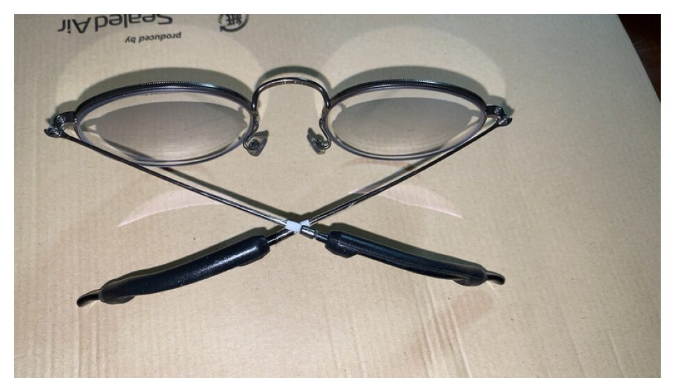 メガネの柄部分にシリコン製モダンカバーを装着し金属アレルギーを防ぐようにした様子の写真