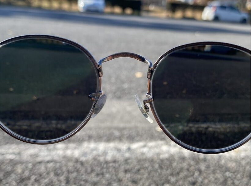 可視光調光レンズの暗くなったレンズから見た外の景色