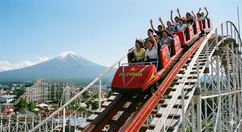 ジェットコースターに乗っている人をAIで作ったイメージ画像